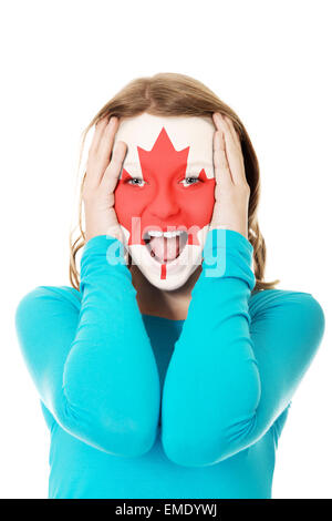 Femme avec un drapeau du Canada sur le visage. Banque D'Images