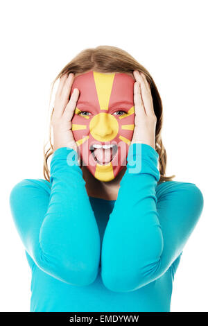 Femme avec drapeau Macédoine sur le visage. Banque D'Images