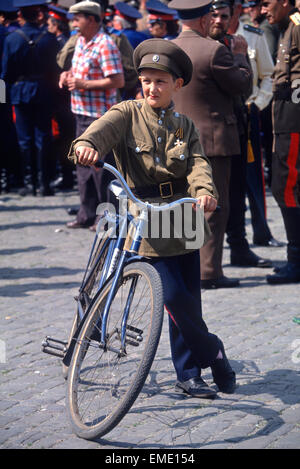 Un jeune russe avec son vélo des Cosaques du Don pendant le Festival annuel de cosaque Novotcherkassk, la Russie. Les hommes participent au Festival annuel de la collecte d'unités cosaques de autour de la Russie. Banque D'Images