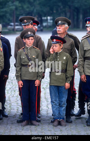 Des Cosaques du Don de Russie au garde à vous lors d'une bénédiction à la Cathédrale de l'Ascension de Novotcherkassk, la Russie. Les hommes participent au Festival annuel de la collecte d'unités cosaques de autour de la Russie. Banque D'Images