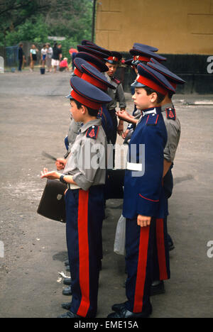 Les jeunes des Cosaques du Don de Russie ont leurs uniformes inspectés avant de marcher dans un défilé à l'école militaire des Cosaques du Don à Novotcherkassk, la Russie. Banque D'Images