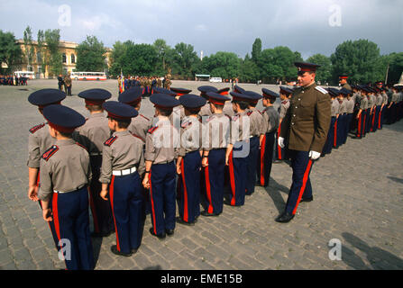 Les jeunes de Cosaques du Don de l'École militaire de Cosaques ont leurs uniformes inspectés avant de marcher dans un défilé pendant le Festival annuel de cosaque Novotcherkassk, la Russie. Banque D'Images