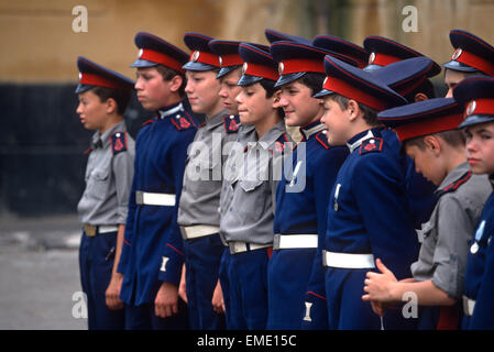 Les jeunes des Cosaques du Don de Russie ont leurs uniformes inspectés avant de marcher dans un défilé à l'école militaire des Cosaques du Don à Novotcherkassk, la Russie. Banque D'Images