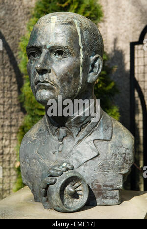Air Commodore Sir Frank Whittle inventeur du moteur à réaction. Memorial stature Lutterworth Leicestershire. Angleterre 2010s UK 2015 HOMER SYKES Banque D'Images
