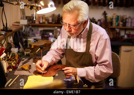 L'homme la restauration de violon en atelier Banque D'Images