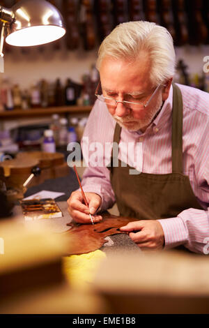 L'homme la restauration de violon en atelier Banque D'Images