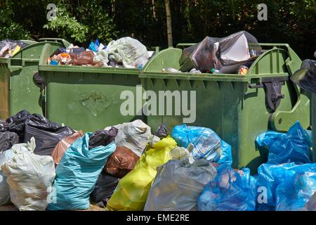 Plein, débordant des poubelles Banque D'Images