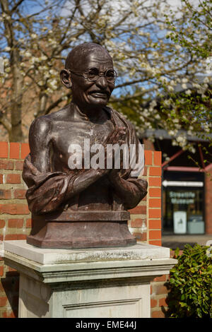 Statue de Mahatma Gandhi dans le jardin de la Paix Nelson Mandela aux côtés de la Streetlife Transport Museum dans le centre-ville de Hull UK Banque D'Images