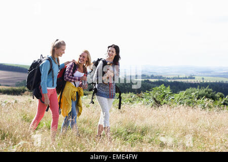 Groupe d'adolescentes en randonnée dans la campagne Avec chien Banque D'Images