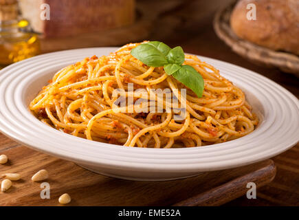 Un délicieux bol de spaghetti frais avec le pesto rouge sicilien. Banque D'Images