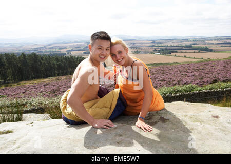 Jeune couple Admiring View dans des sacs de couchage Banque D'Images