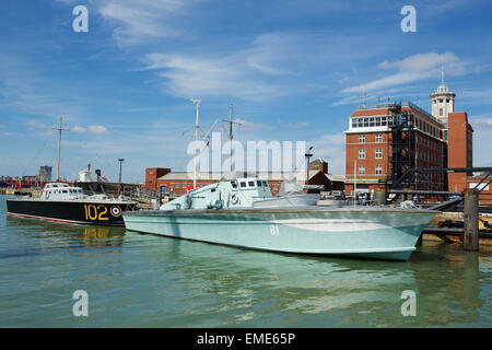 Un lancement à grande vitesse et motor torpedo boat amarré à Portsmouth Historic Dockyard. Deux petits navires du registre national Banque D'Images