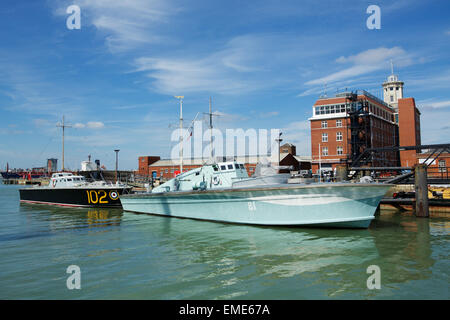 Un lancement à grande vitesse et motor torpedo boat amarré à Portsmouth Historic Dockyard. Deux petits navires du registre national Banque D'Images