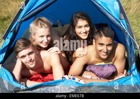 Les jeunes couples sur In Countryside Banque D'Images