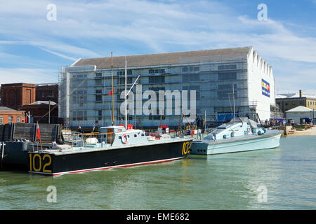 Un lancement à grande vitesse et motor torpedo boat amarré à Portsmouth Historic Dockyard. Deux petits navires du registre national Banque D'Images