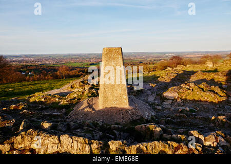 Marqueur sur sommet haut de Beacon Hill, Leicestershire Banque D'Images