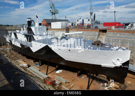 Moniteur HMS M33 WW1 British un navire en cale sèche HMNB ayant été récemment restauré et peint dans le camouflage Dazzle Banque D'Images