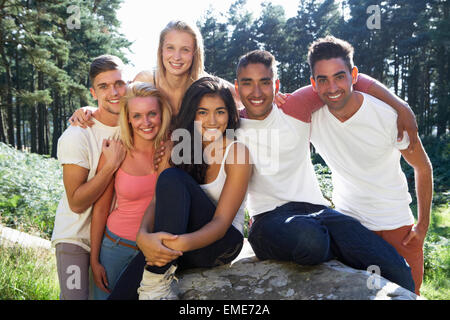 Groupe de jeunes dans la campagne de détente Banque D'Images