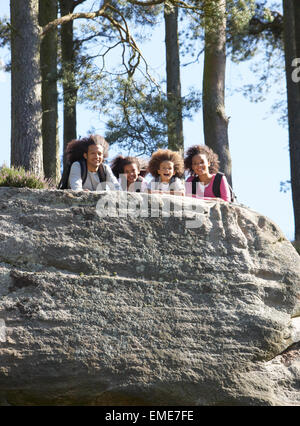 Famille reposant sur la randonnée à travers la campagne Banque D'Images