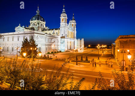 Madrid, Espagne à la cathédrale de la Almudena et le Palais Royal. Banque D'Images