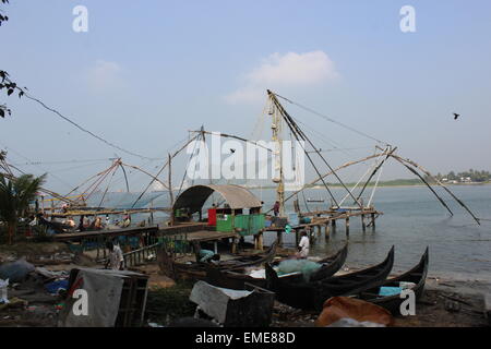 La manipulation de la "filets de pêche chinois' sur le front de mer à fort Cochin. Banque D'Images