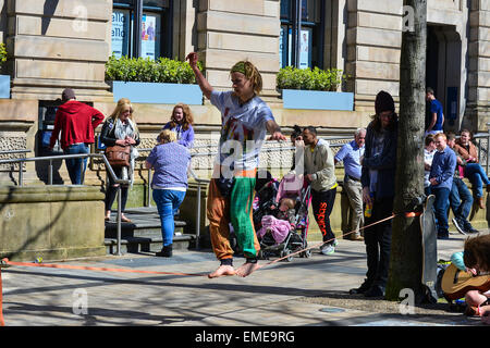 Jeune artiste de rue effectue agir en funambule Guildhall Square, Londonderry (Derry), l'Irlande du Nord Banque D'Images