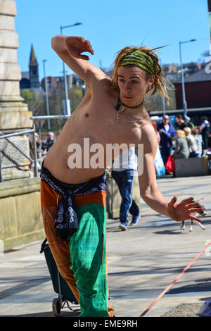 Jeune artiste de rue effectue agir en funambule Guildhall Square, Londonderry (Derry), l'Irlande du Nord Banque D'Images