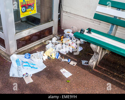 La litière, de la nourriture, des déchets et des déchets éparpillés sur le sol allongé - France. Banque D'Images