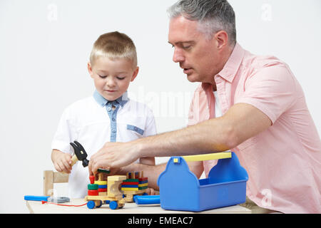 Professeur et élève de l'école avant de jouer avec des outils en bois Banque D'Images