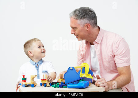 Professeur et élève de l'école avant de jouer avec des outils en bois Banque D'Images