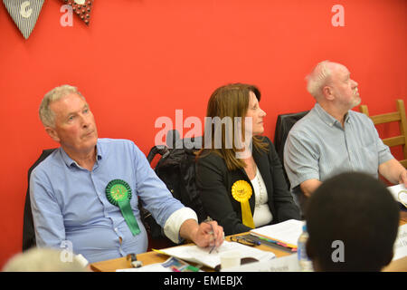 Stroud Green, Londres, Royaume-Uni. 20 avril 2015. Campagne électorale pour la Hornsey et bois siège vert pour la prochaine élection générale. Assisté par Lynne Featherstone (libéral-démocrate), Catherine Ouest (travail), Clive Morrison (UKIP), Geoff Moseley (Hoi polloi), Gordon Peters (Parti Vert), Suhail Rahuja (conservateurs) et Helen Spilby-Vann (peuples chrétiens Alliance). Crédit : Matthieu Chattle/Alamy Live News Banque D'Images