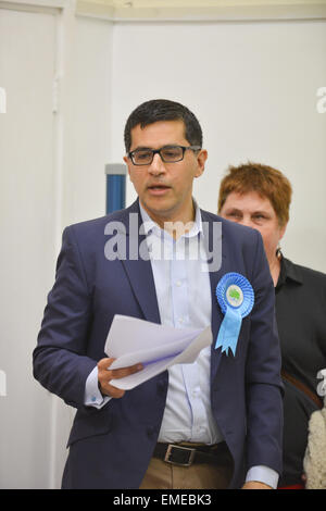 Stroud Green, Londres, Royaume-Uni. 20 avril 2015. Suhail Rahuja (conservateurs) à la verte campagne Stroud. Campagne électorale pour la Hornsey et bois siège vert pour la prochaine élection générale. Assisté par Lynne Featherstone (libéral-démocrate), Catherine Ouest (travail), Clive Morrison (UKIP), Geoff Moseley (Hoi polloi), Gordon Peters (Parti Vert), Suhail Rahuja (conservateurs) et Helen Spilby-Vann (peuples chrétiens Alliance). Crédit : Matthieu Chattle/Alamy Live News Banque D'Images