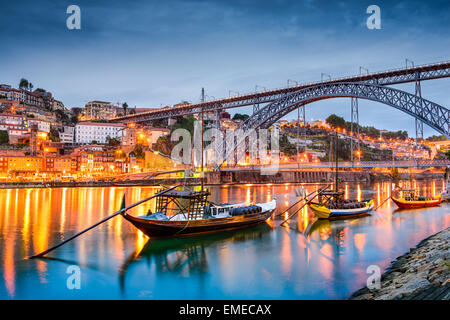 Porto, Portugal vieille ville skyline sur le fleuve Douro avec bateaux rabelo. Banque D'Images