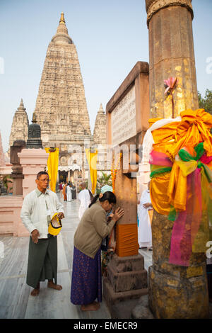 Au pèlerins du Temple de la Mahabodhi à Bodhgaya Banque D'Images