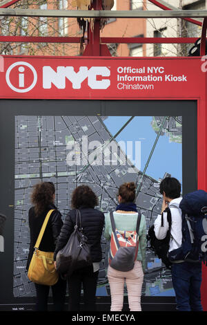 Visiteurs regardant la carte de la ville de New York à la paroi du kiosque d'information officielle NYC Chinatown New York, USA Banque D'Images