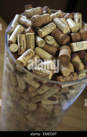 Un wine corks collection dans un récipient en verre Banque D'Images