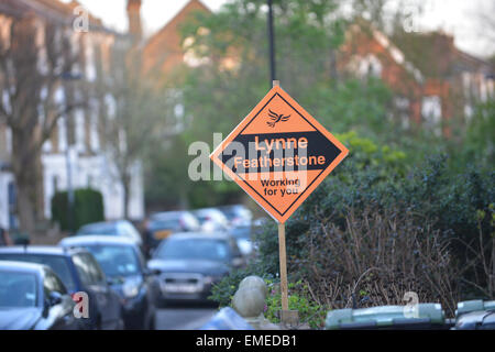 Stroud Green, Londres, Royaume-Uni. 20 avril 2015. Élection générale, bannières et affiches dans la zone verte de Stroud. Lynne Featherstone (LibDems) se bat pour conserver le siège. Crédit : Matthieu Chattle/Alamy Live News Banque D'Images