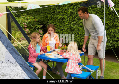 Repas en famille à l'extérieur de la tente de camping Banque D'Images