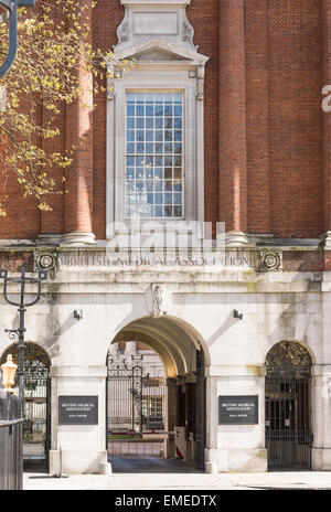 En face de Tavistock Square, Bloomsbury, Londres, se trouve le siège de l'EMA, la British Medical Association. Banque D'Images