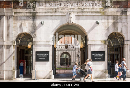 En face de Tavistock Square, Bloomsbury, Londres, se trouve le siège de l'EMA, la British Medical Association. Banque D'Images