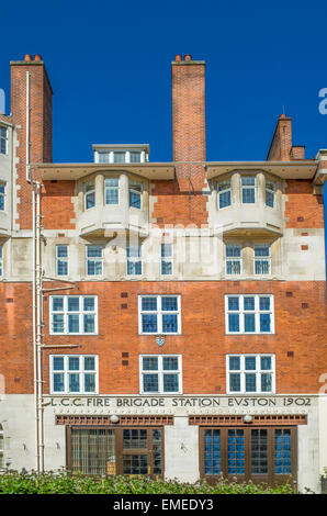 La gare de Euston, Londres, se trouve un bâtiment en brique de London fire brigade, construit il y a plus d'un centtury par le LCC. Banque D'Images