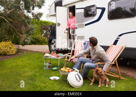 Couple dans Van Enjoying Barbeque sur Camping Holiday Banque D'Images