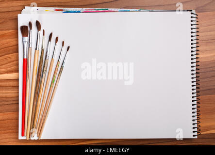 Carnet de croquis et de peinture avec des pinceaux Banque D'Images