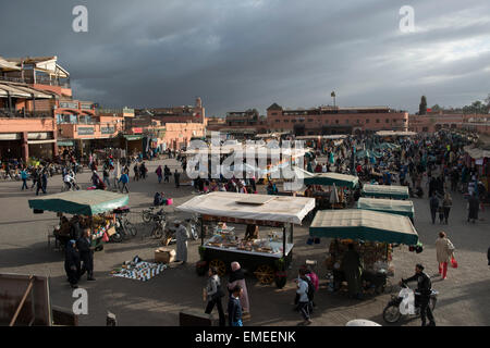 La place Jamaâ El Fna et du marché à Marrakech, Maroc. Aussi la place Jemaa el-Fna, place Djema el-Fna ou Place Djemaa el-Fna Banque D'Images