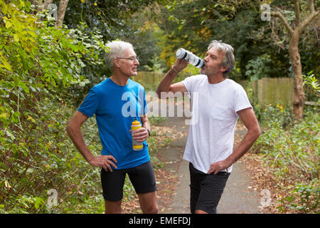 Deux hommes matures se briser tout en jogging sur Run Banque D'Images