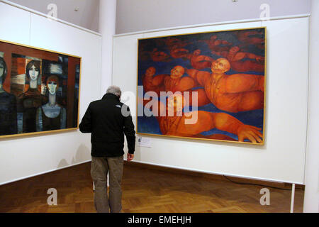 Les touristes à la recherche lors d'une exposition d'art dans le musée de la ville de Wroclaw en Pologne Banque D'Images