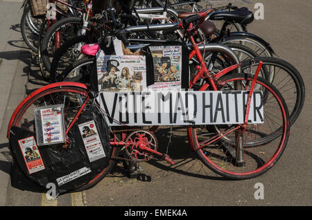 Un vélo garé sur Broad Street, Oxford, R.-U. La promotion de The Mad Hatter candidat à l'est d'Oxford au Royaume-Uni Élection générale 2015. The Mad Hatter's vrai nom Alasdair de voilà, un homme d'affaires local debout contre le député sortant Andrew Smith (travail) dans le quartier de l'est d'Oxford. Banque D'Images