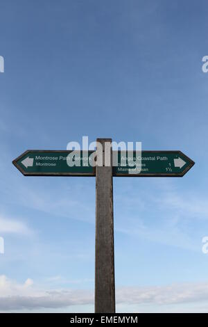 Inscrivez-vous sur Angus chemin côtier près de Scurdie Ness Ecosse Avril 2015 Banque D'Images