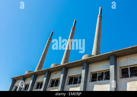 Fermeture de l'usine d'énergie thermique avec trois cheminées à Barcelone, Catalogne, Espagne Banque D'Images