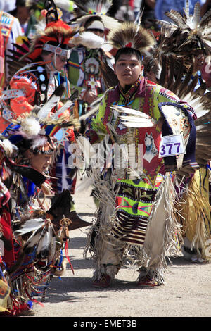 Danseurs danser à grande entrée de la nation Tohono O'odham Wa annuel:k pow wow à San Xavier del Bac Mission, Tucson, Arizona, USA Banque D'Images